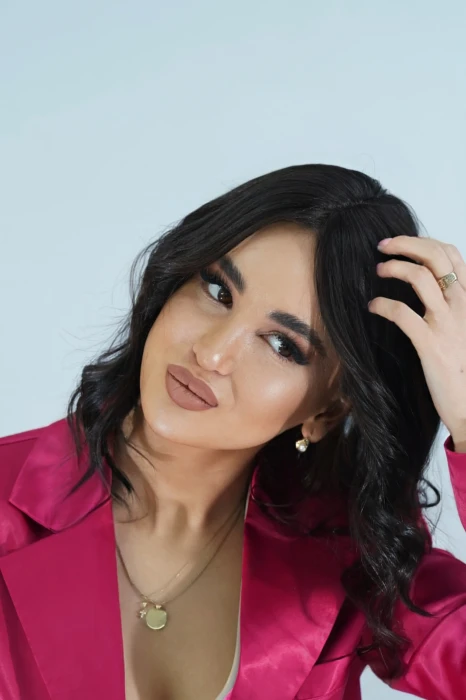 გრძელი ყავისფერი ზედა დანამატი